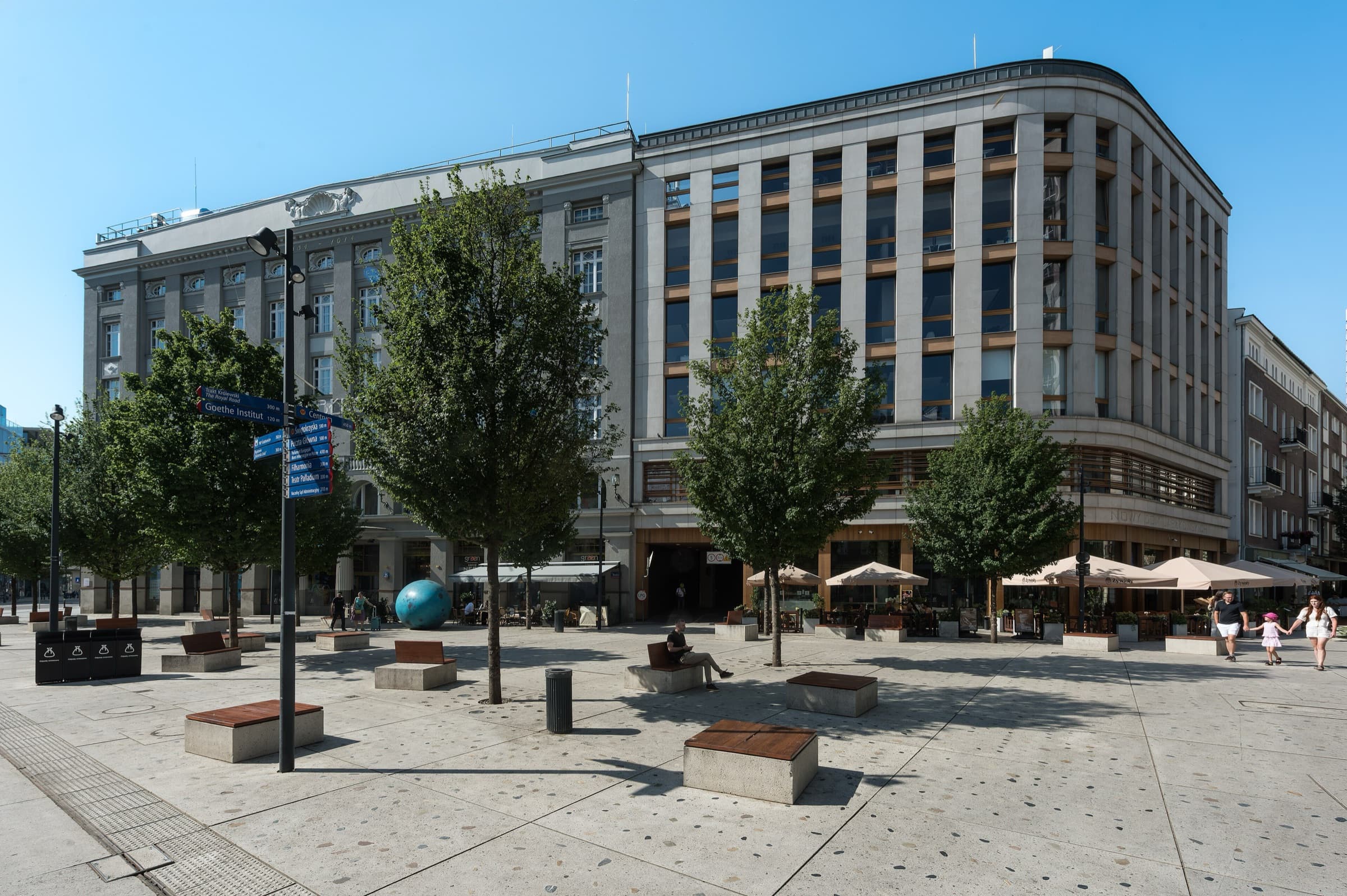 Dom Towarowy Bracia Jabłkowscy seen across Plac Pięciu Rogów on a sunny day